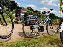 Fahrräder auf einem Feldweg in Schloß Ricklingen